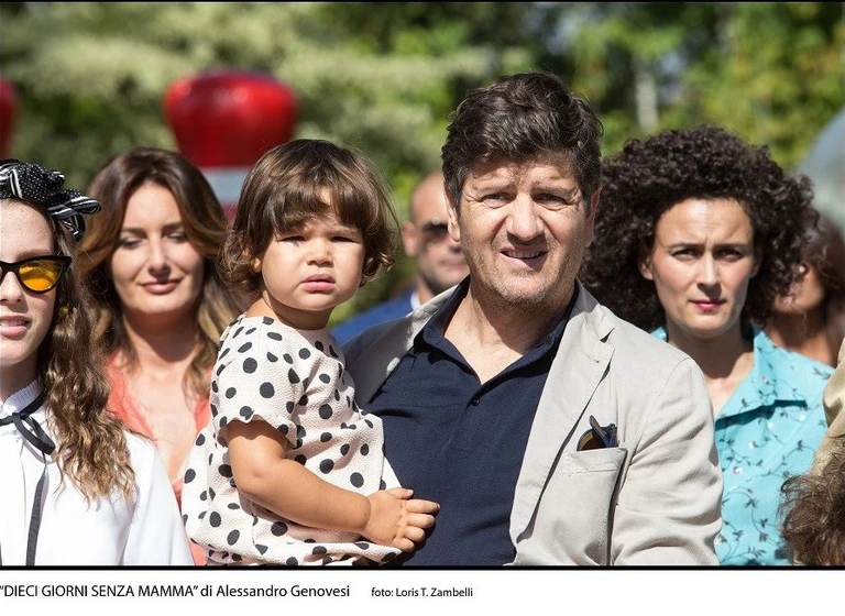 Fabio De Luigi y Angelica Elli en 10-dias-sin-mama