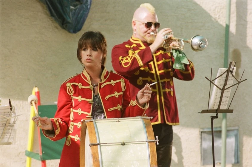 Maura Tierney y Nick Offerman en the-go-getter