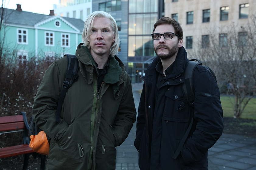 Daniel Brühl y Benedict Cumberbatch en El Quinto Poder