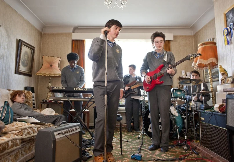 Ferdia Walsh-Peelo, Ben Carolan, Mark McKenna y Percy Chamburuka en sing-street