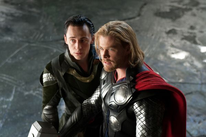 Tom Hiddleston y Chris Hemsworth en Thor