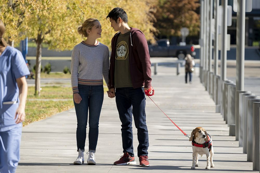 Harry Shum Jr. y Jessica Rothe en Para toda la Vida