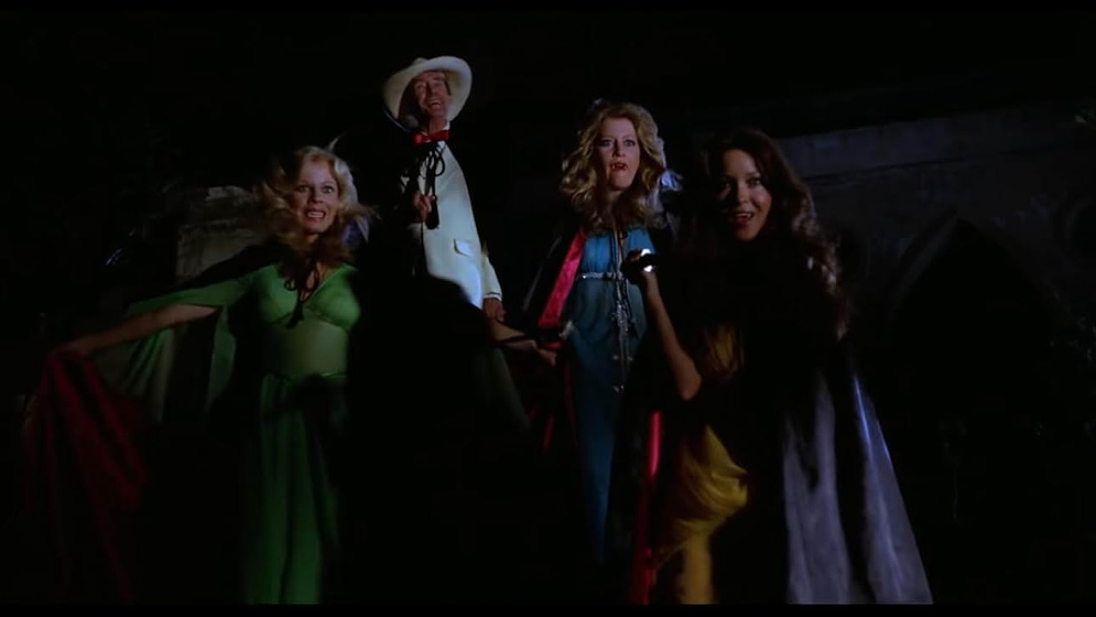 John Carradine, Karen Stride, Lenka Novak y Katie Dolan en Vampire Hookers
