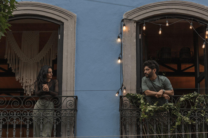 Aislinn Derbez y Christian Vazquez en Entre Paredes
