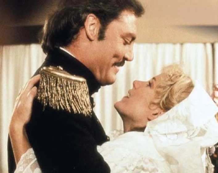 Stacy Keach en azules-y-grises
