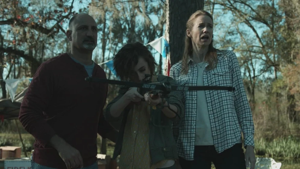 Laura Cayouette, Michael Papajohn y Allisyn Ashley Arm en ozark-sharks