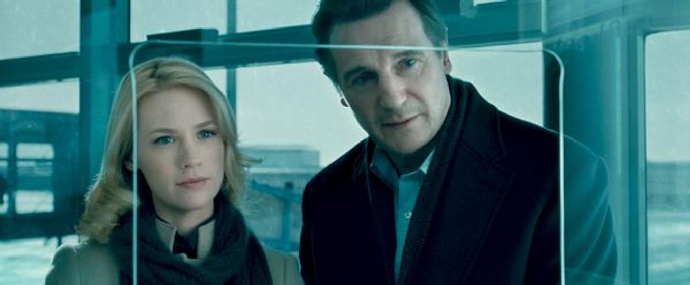 Liam Neeson y January Jones en Sin identidad