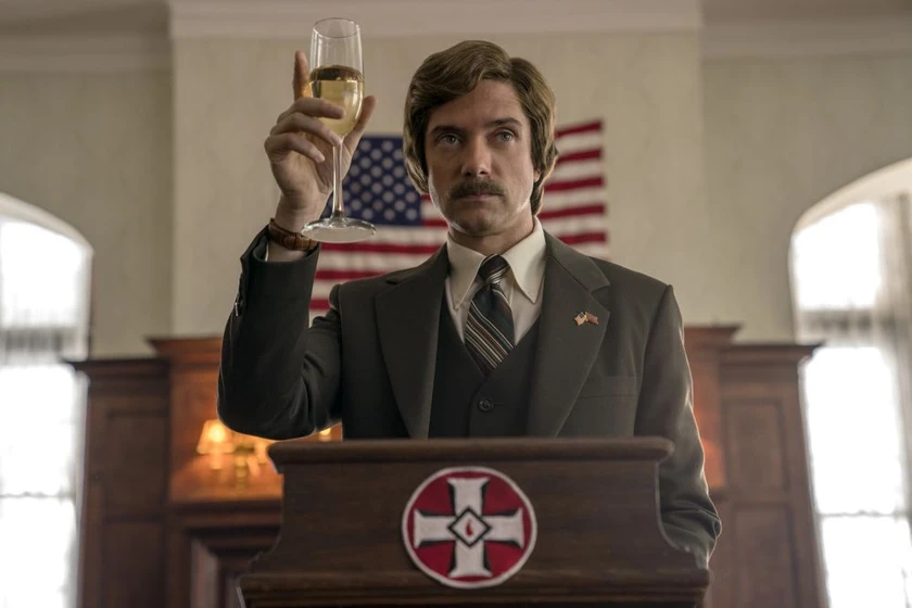Topher Grace en infiltrado-en-el-kkklan