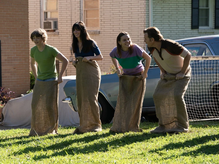 Ewan McGregor, Anne Hathaway, Christian Convery y Maisy Stella en el-final-de-la-calle-oak