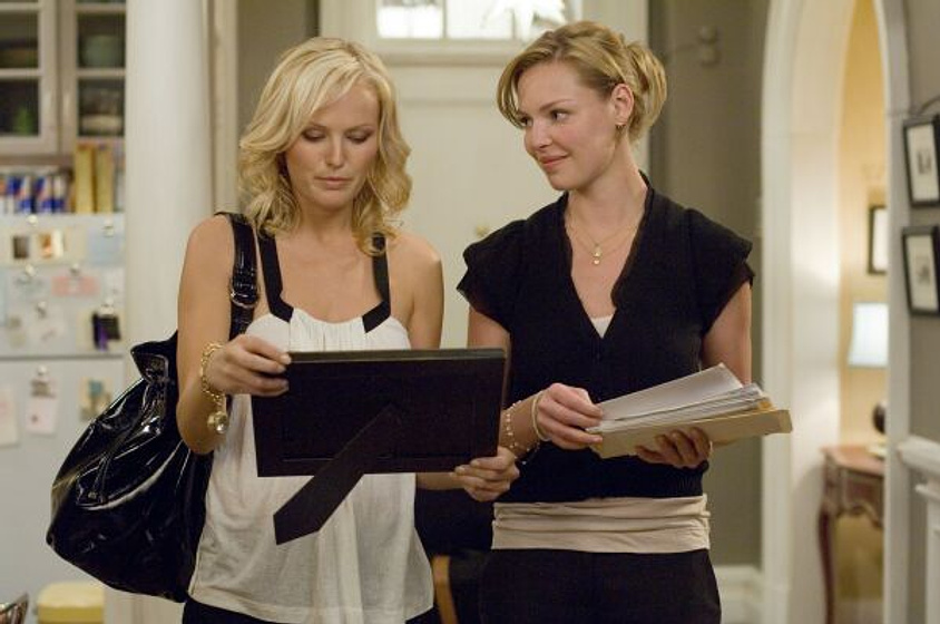 Katherine Heigl y Malin Akerman en 27 Vestidos