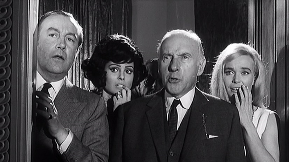 Shirley Eaton y Daliah Lavi en Diez Negritos