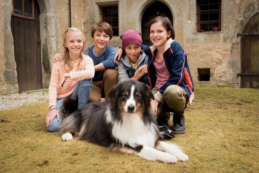 Marinus Hohmann, Ron Antony Renzenbrink, Amelie Lammers y Allegra Tinnefeld en los-cinco-y-el-valle-de-los-dinosaurios