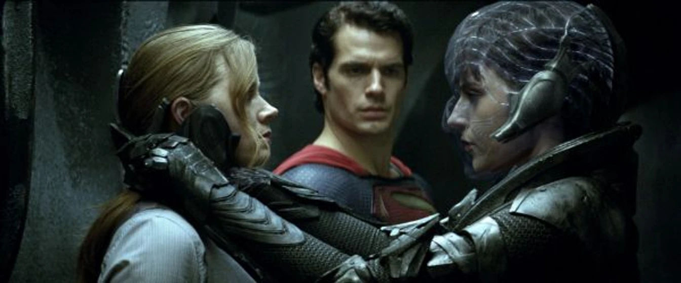 Henry Cavill, Amy Adams y Antje Traue en El Hombre de Acero