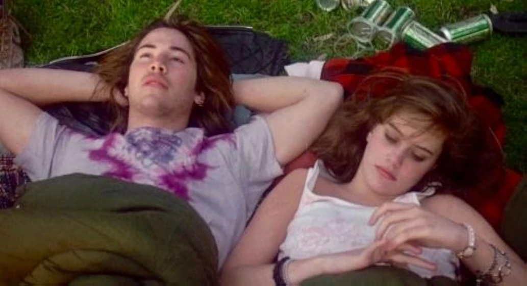 Keanu Reeves y Ione Skye en instinto-sadico