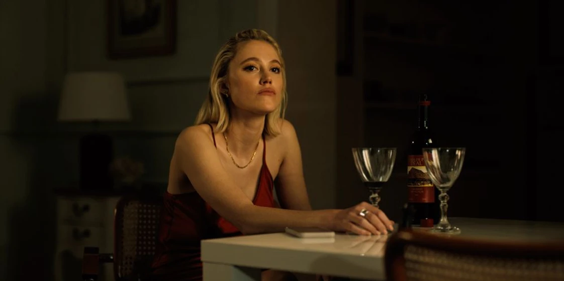Maika Monroe en el-extrano-bf28d10d-5351-47e8-a12e-c461963c5fad
