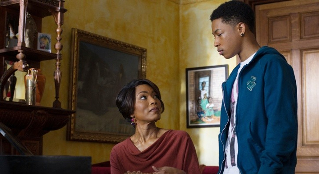 Angela Bassett y Jacob Latimore en Black Nativity