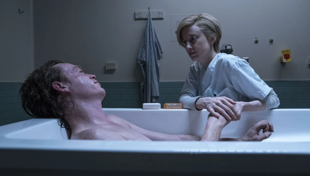 Andrea Riseborough y Caleb Landry Jones en la-amabilidad-de-los-extranos
