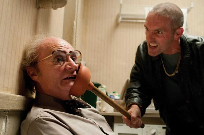 Jim Broadbent y Louis Dempsey en El Atlas de las nubes