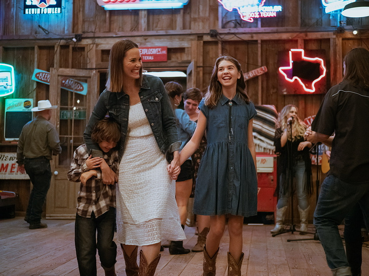 Leslie Bibb, Roxton Garcia y Callie Haverda en Una Vida Nueva