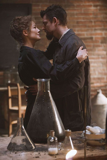 Rosamund Pike y Sam Riley en Madame Curie