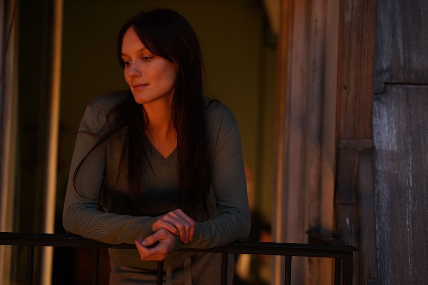 Ana Girardot en Tan Cerca, tan Lejos
