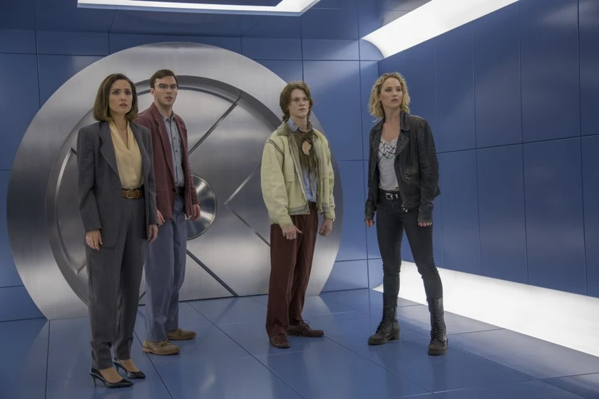 Nicholas Hoult, Rose Byrne, Jennifer Lawrence y Lucas Till en x-men-apocalipsis