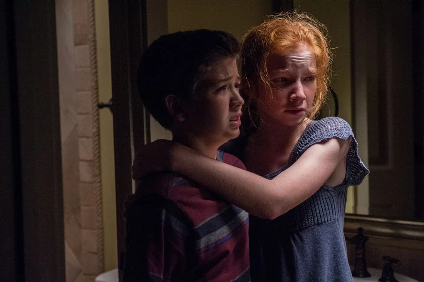 Annalise Basso y Garrett Ryan en oculus-el-espejo-del-mal