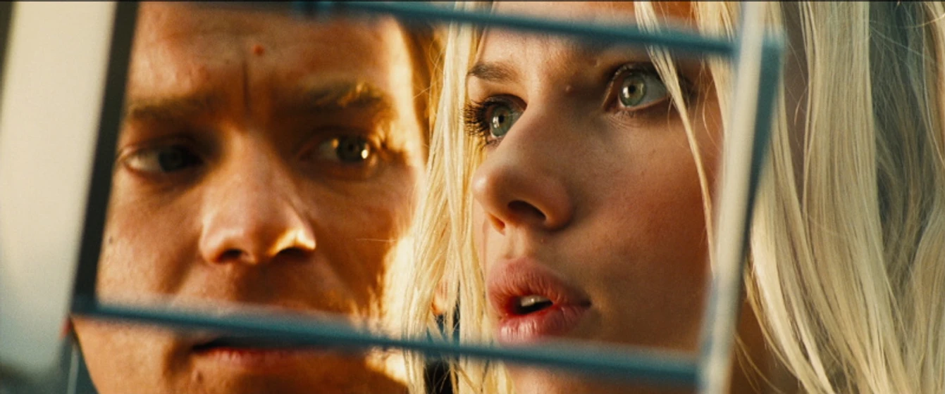 Ewan McGregor y Scarlett Johansson en la-isla-2005