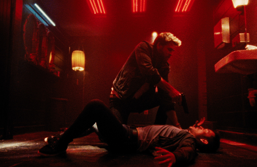 Liam Hemsworth y Mike Moh en El Informante: Killerman