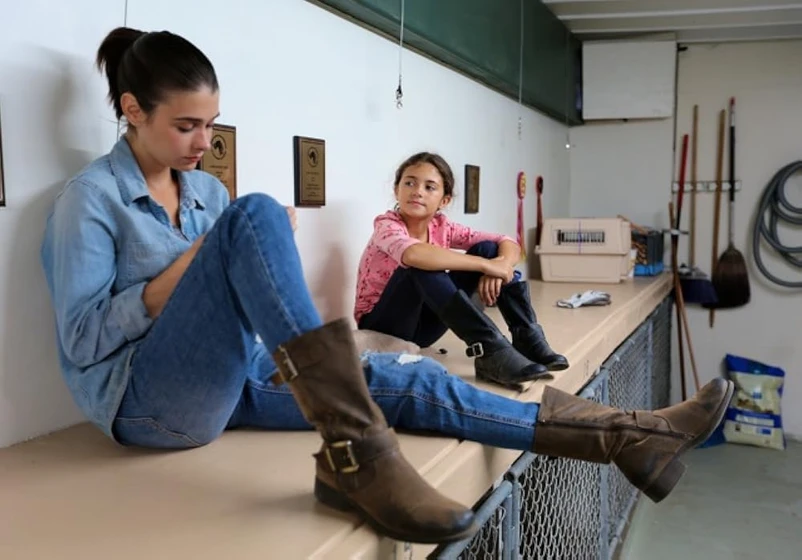 Allison Paige y Annabelle Kavanagh en criaturas-indefensas