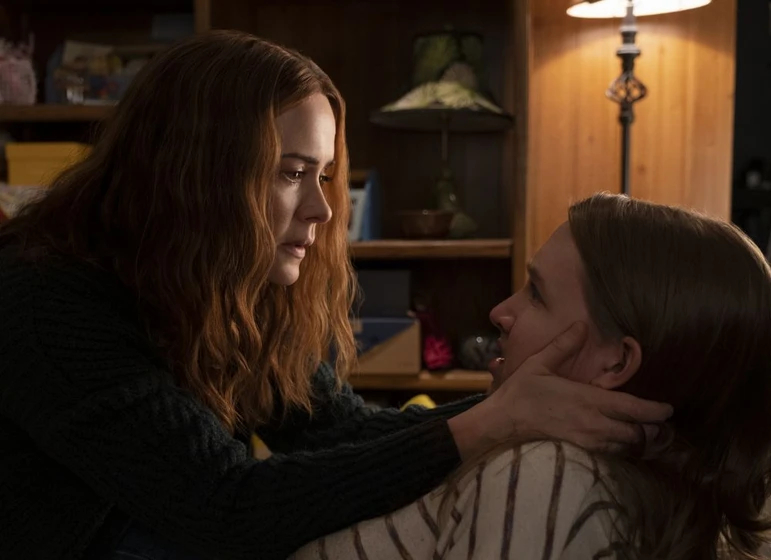 Sarah Paulson y Kiera Allen en mama-te-quiere