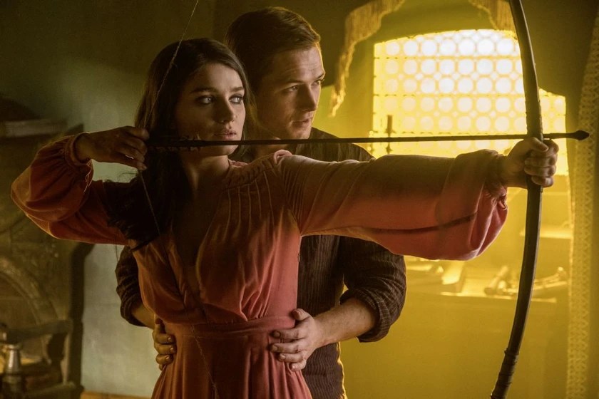 Eve Hewson y Taron Egerton en Robin Hood