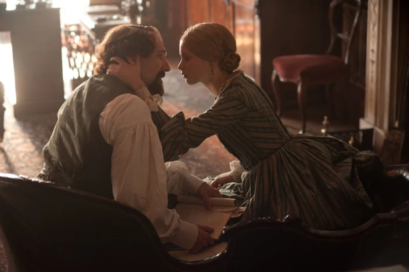 Ralph Fiennes y Felicity Jones en The Invisible Woman