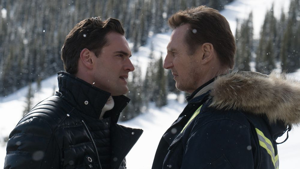Liam Neeson y Tom Bateman en Venganza Bajo Cero