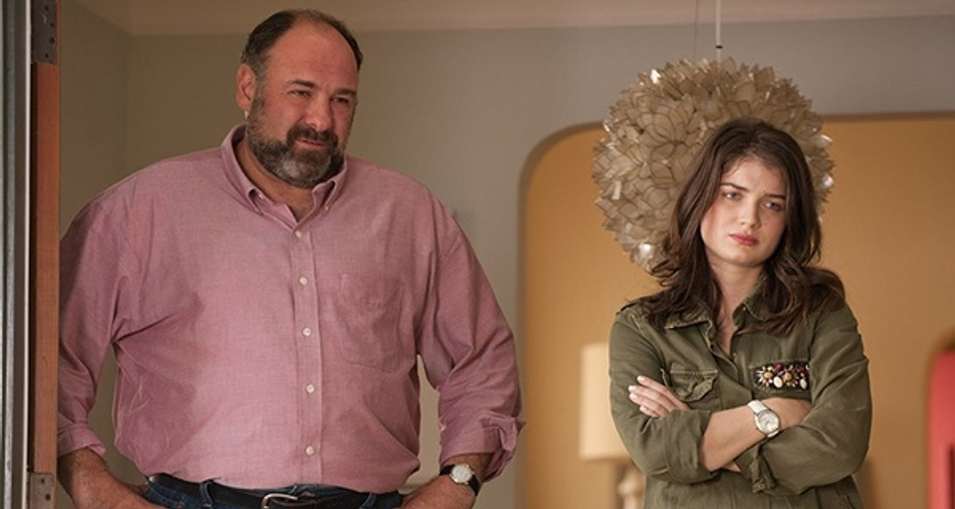James Gandolfini y Eve Hewson en Sobran las palabras