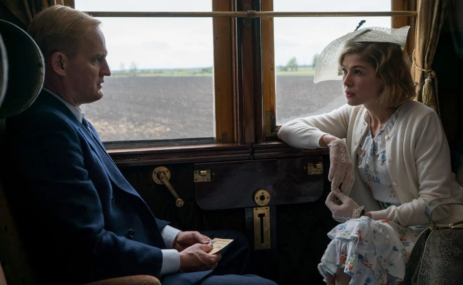 Jason Clarke y Rosamund Pike en el-hombre-del-corazon-de-hierro