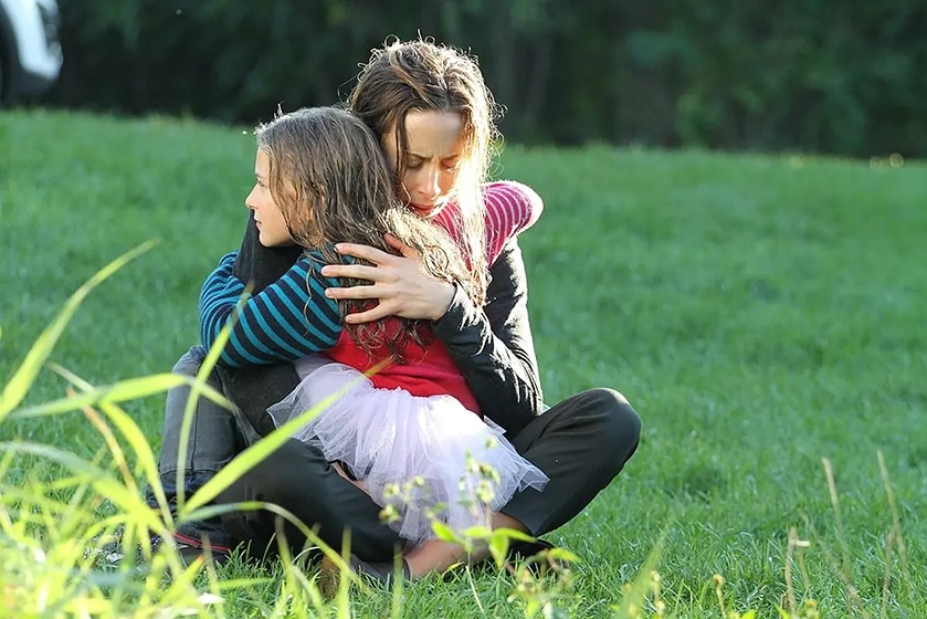 Gillian Zinser y Brooklyn Lax en danos-colaterales