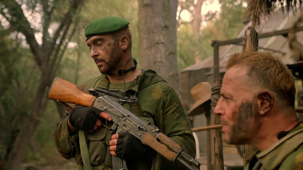 Louis Mandylor y Dominique Vandenberg en The Mercenary