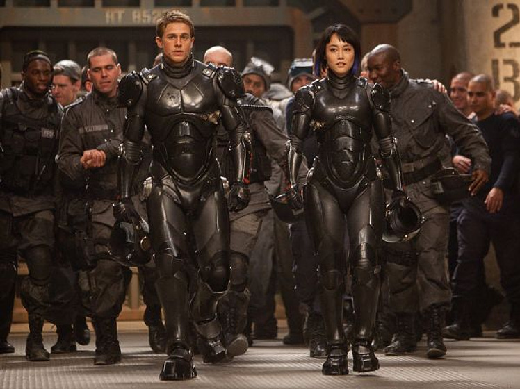 Charlie Hunnam y Rinko Kikuchi en Pacific Rim