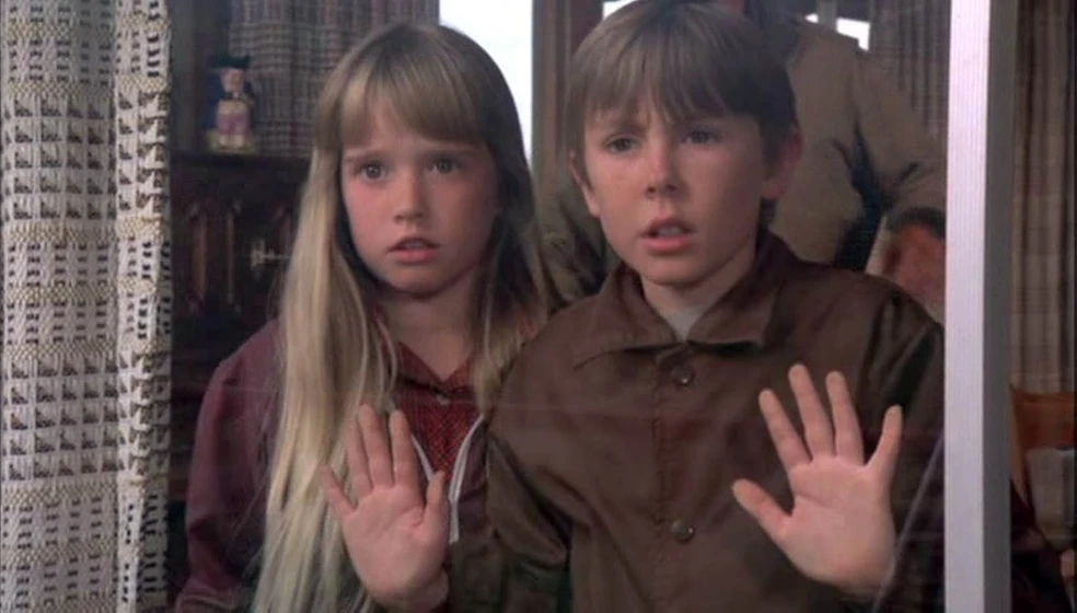 Kim Richards y Ike Eisenmann en la-montana-embrujada-1975