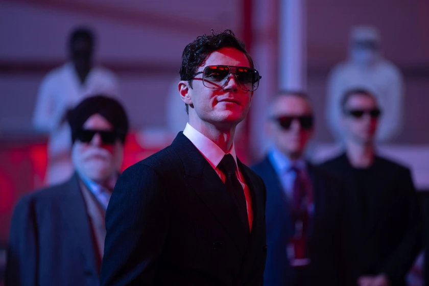 Evan Peters en tron-ares