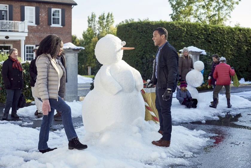 Jerrika Hinton y Christian Vincent en navidad-en-el-majestic