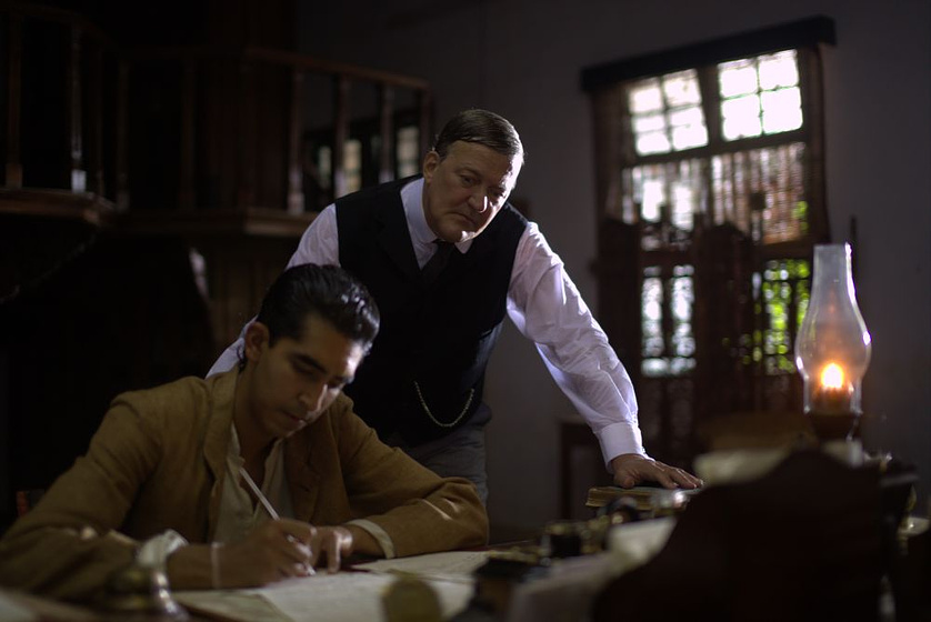 Stephen Fry y Dev Patel en El Hombre que conocía el infinito