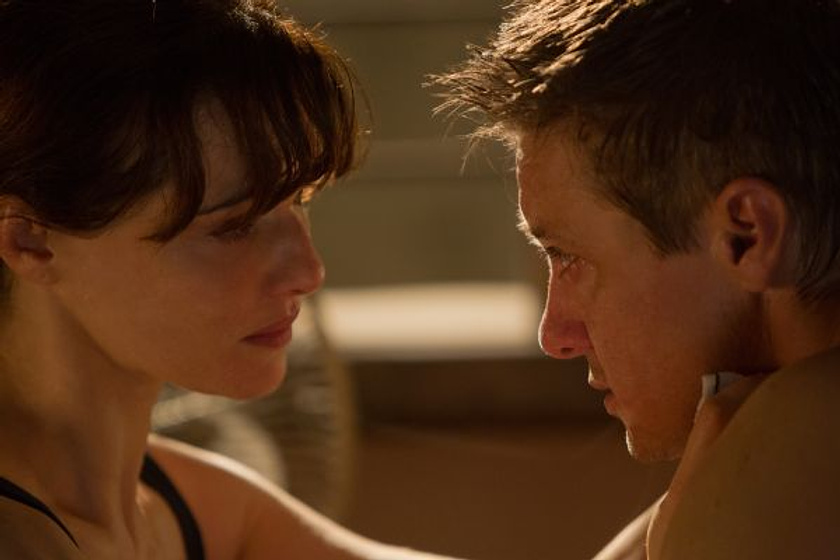Rachel Weisz y Jeremy Renner en El Legado de Bourne