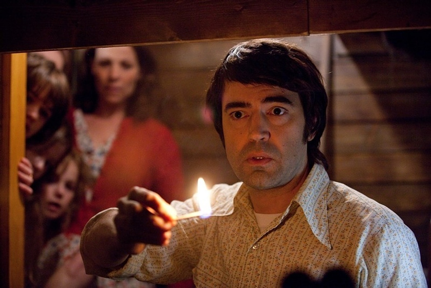 Lili Taylor, Ron Livingston, Joey King y Kyla Deaver en Expediente Warren. The Conjuring