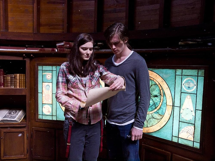 Maria Ehrich y Jannis Niewöhner en rubi-la-ultima-viajera-del-tiempo