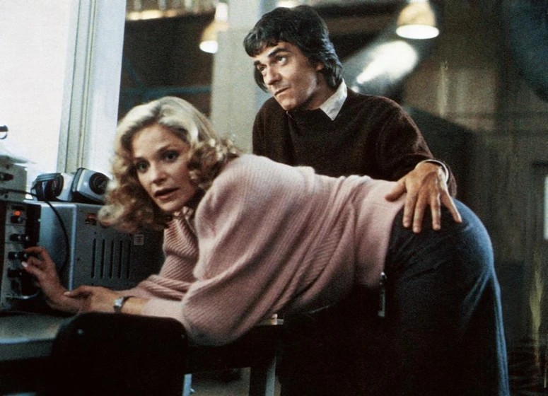 Helen Shaver y Dudley Moore en la-mejor-defensa-el-ataque