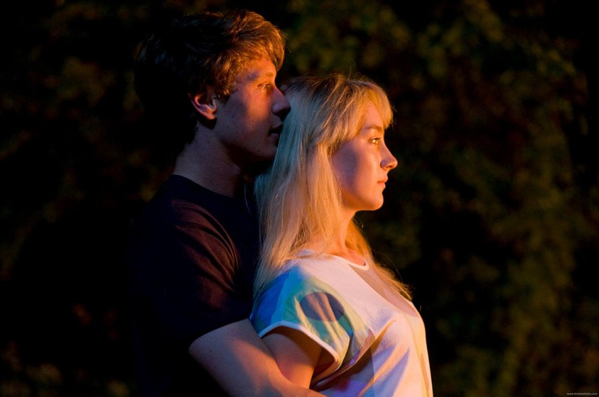 Saoirse Ronan y Tom Holland [X] en Mi Vida Ahora