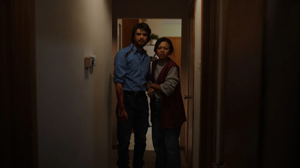 Daniel Doheny y Chelsea Clark en scared-shitless