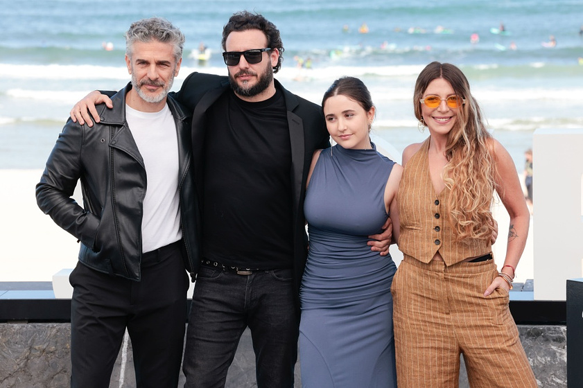 Leonardo Sbaraglia, Mónica Ayos, Diego Lerman y Renata Lerman en El Hombre que amaba los Platos voladores (Festival de San Sebastián. Septiembre 2024)